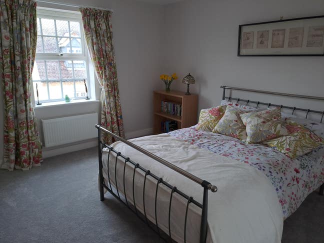 Light and cheerful double bedroom and ensuite Main Photo