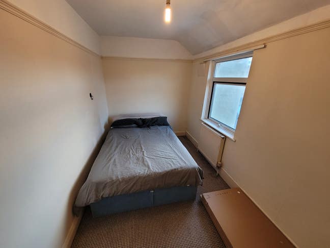 Double room to rent - partly furnished Main Photo