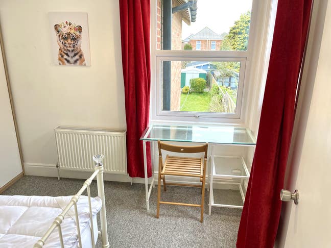 Bright Furnished bills Inc 10 mins to JPM / RBH Main Photo