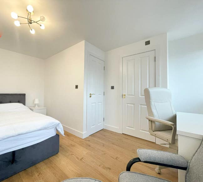 Double room(fully furnished) & en-suite bathroom Main Photo