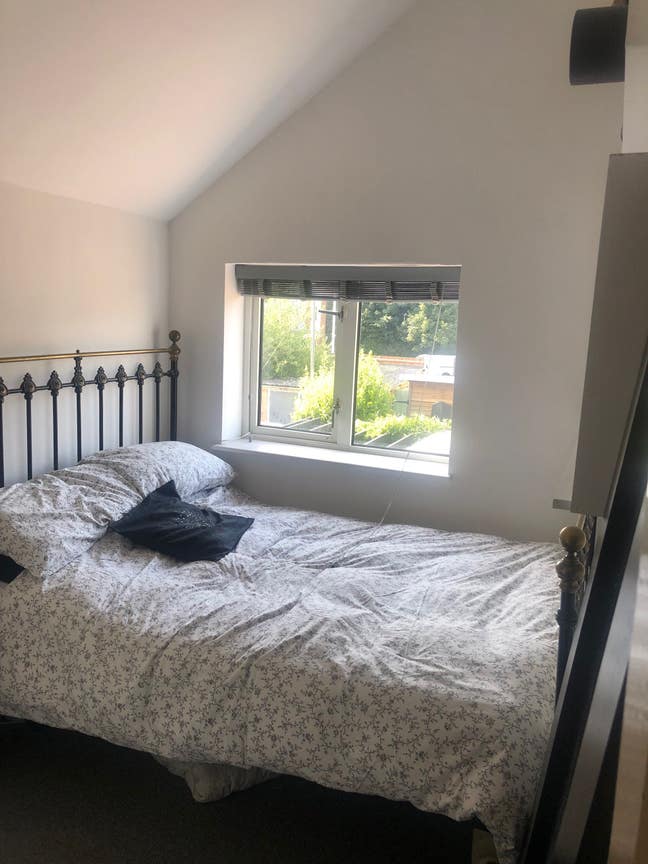 Double bed in single room Main Photo