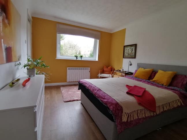Double room with En-suite on edge of the park Main Photo