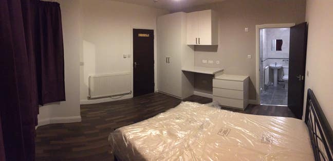 En-suite rooms 5Mins walk from Gants Hill Station Main Photo