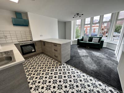 Stunning 2 Bed Flat opposite Victoria Park Main Photo