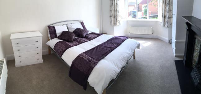 Large Sunny Double Room in great location Main Photo