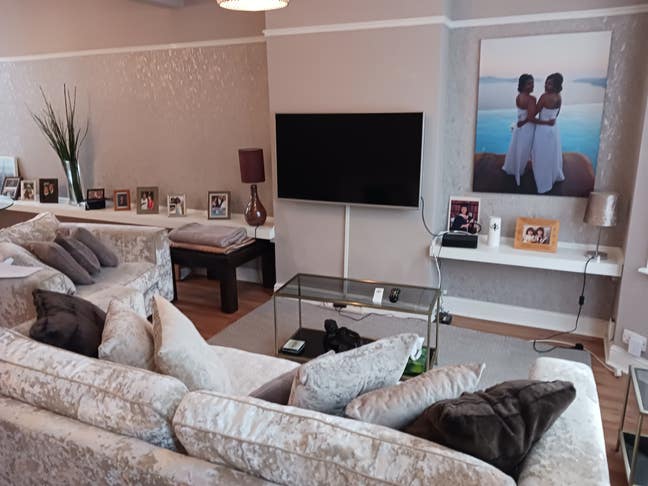 Loft room available in 3 bedroom house Main Photo