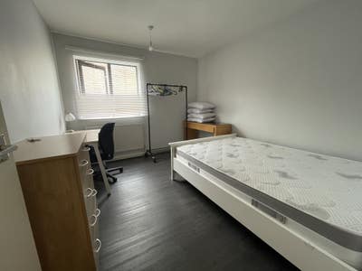 Spacious double bedroom in prime location Main Photo