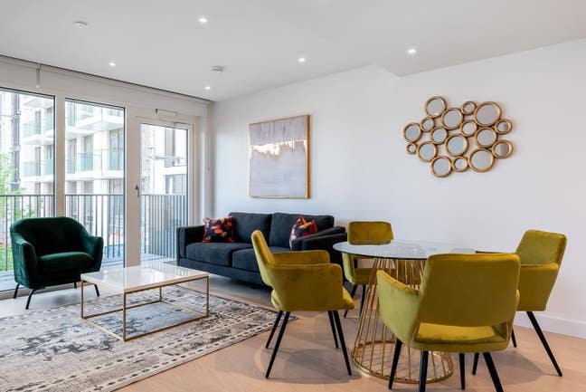 Modern bright flat with balcony courtyard & lounge Main Photo