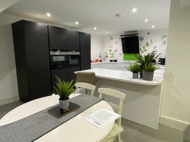 Double Room. All Bills inc. Carlton Main Photo