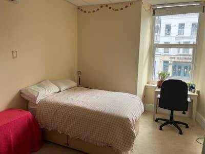 Peaceful Spacious Rooms in Central Location Main Photo