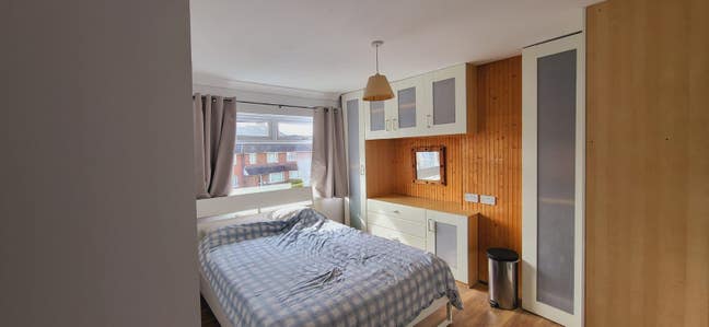 Good sized, light, redecorated double room Main Photo