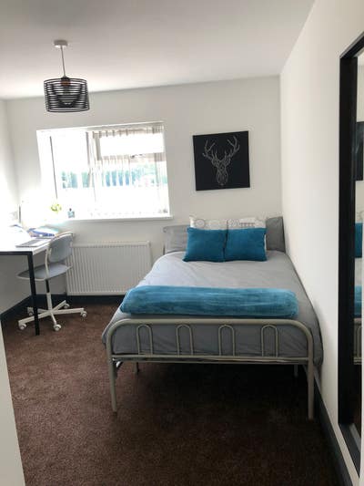 Large Bedroom + En Suite *Female Only House Main Photo