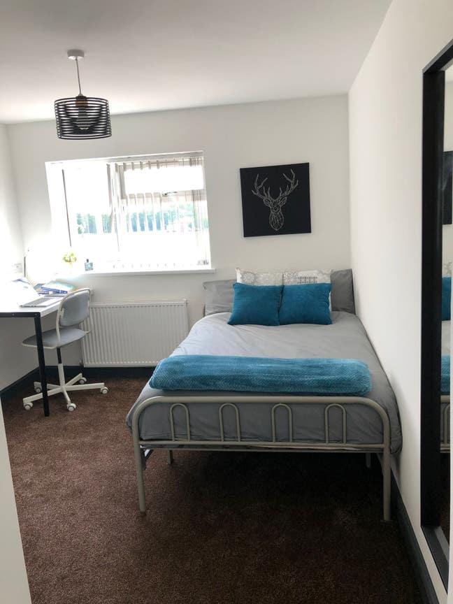 Large Bedroom + En Suite *Female Only House Main Photo
