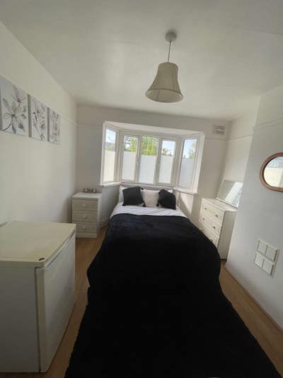 Double Room **Great Local Amenities** Main Photo
