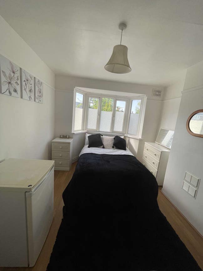 Double Room **Great Local Amenities** Main Photo