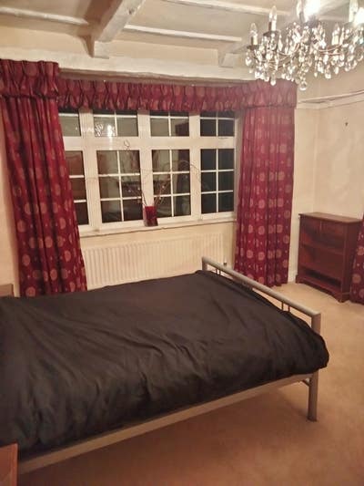 Lovely double room in family home to rent Main Photo