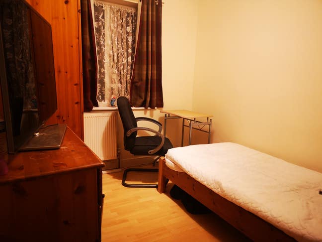 Furnished rooms 10min bus ride to City Centre.  Main Photo