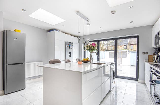 Double Room to Rent Mitcham Town Centre Main Photo