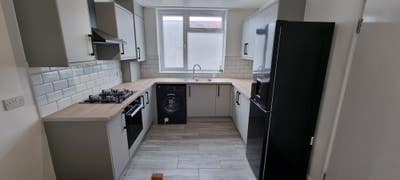 4 Bedrooms (No Lounge) - New Kitchen & Bathrooms! Main Photo