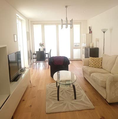 Double Bedroom with Ensuite in Bright Modern Flat Main Photo
