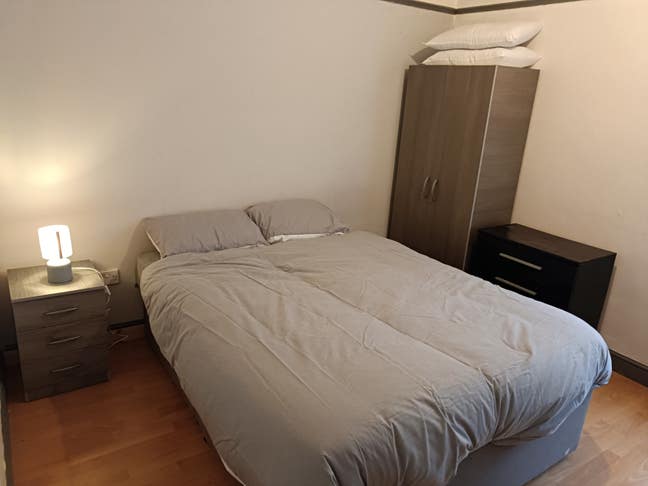 Large Double Room near City Centre Main Photo