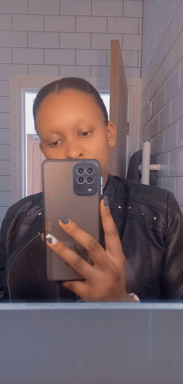 Prof looking for studio/1/2 bed (bills inc) Main Photo