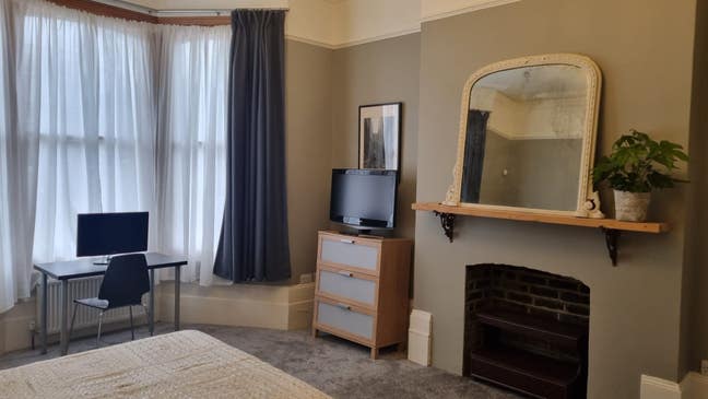 Light spacious room in Victorian house Main Photo