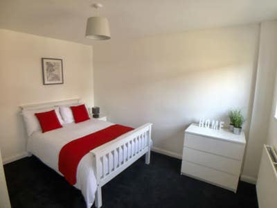 Great House with Easy Access to Whiteley & Fareham Main Photo