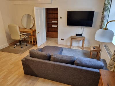 Self Contained Flat. Fully furnished with parking Main Photo