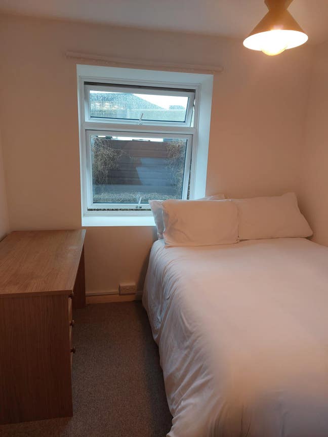 Double Bedroom Within Terraced House Main Photo