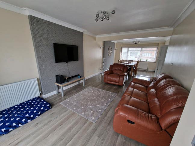 Large Double Rooms, quiet house, ideal for commute Main Photo