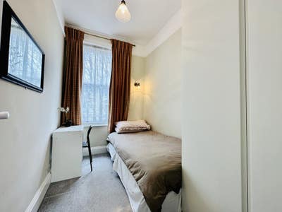 Single room to rent in West Kensington Main Photo