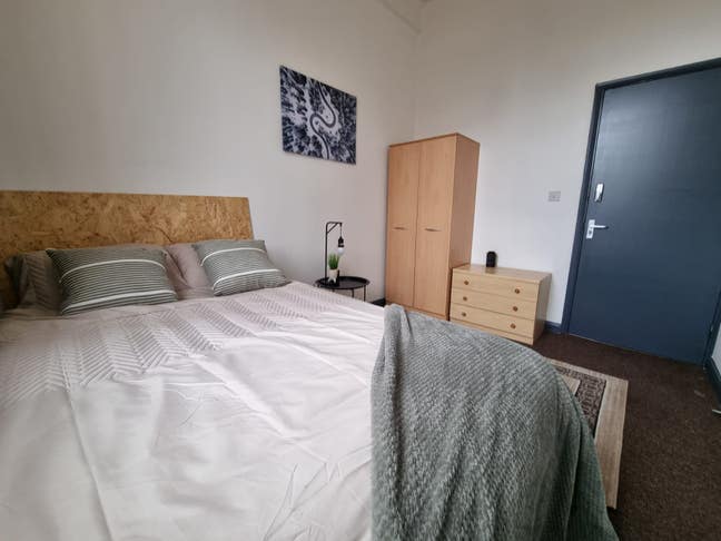 Furnished shared living Near Train Station & Town Main Photo