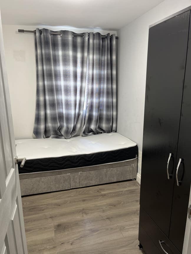 Spare room for rent Main Photo