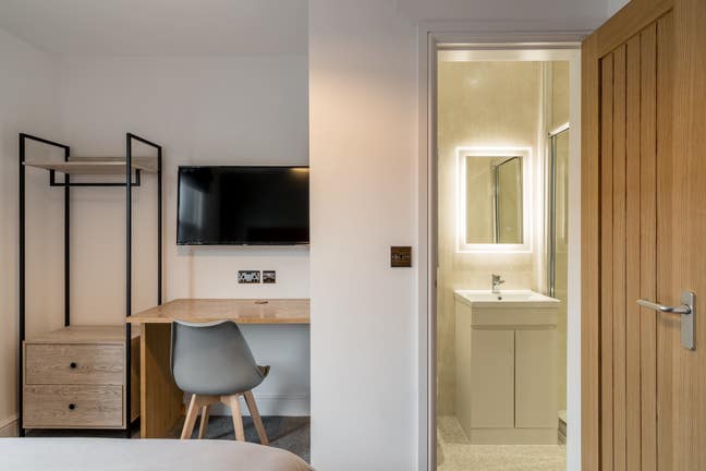 Modern Double En-Suite in 3 Bed House Share Main Photo