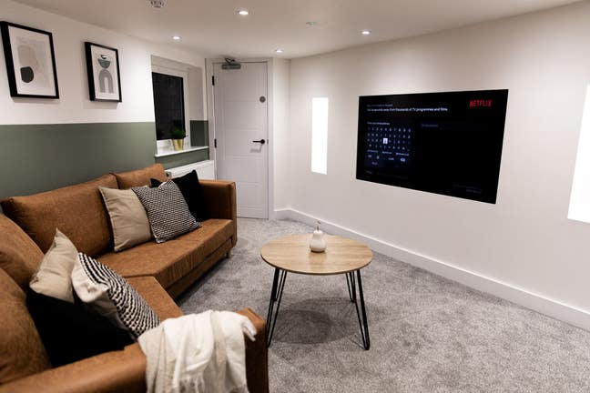 Newly Renovated Ensuite near Tameside Hospital 📍 Main Photo