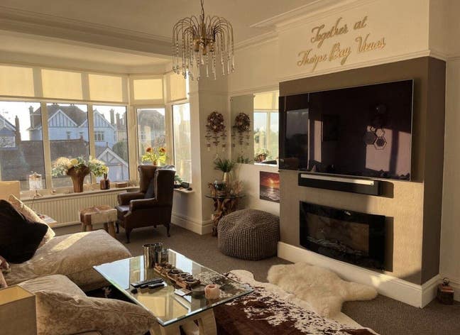 Large sea facing double room in beautiful area  Main Photo