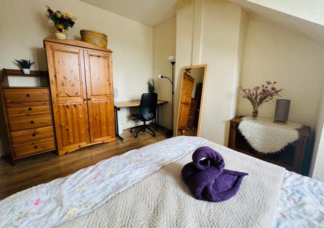 Furnished double room near city centre, w/ parking Main Photo