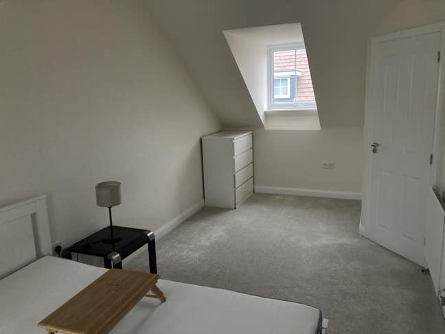 Whole 3rd floor with ensuite Available + parking  Main Photo