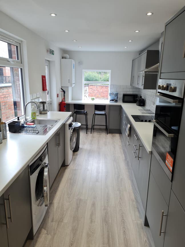 Double Bed with En-Suite and Kitchenette  Main Photo