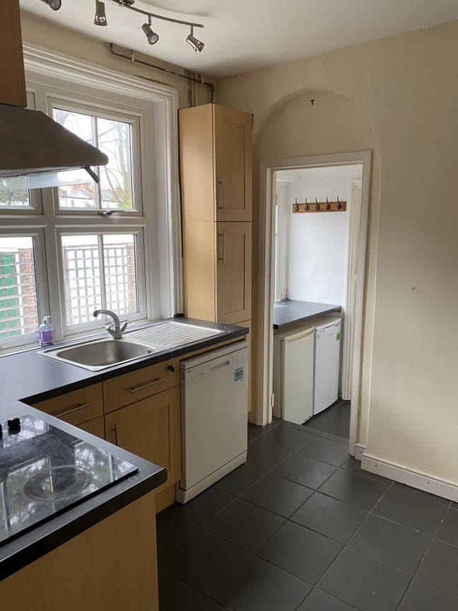 One Bedroom Flat close to Epsom town centre Main Photo