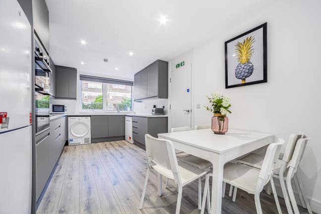 Bright, Spacious Ensuites in a Stunning Home Main Photo