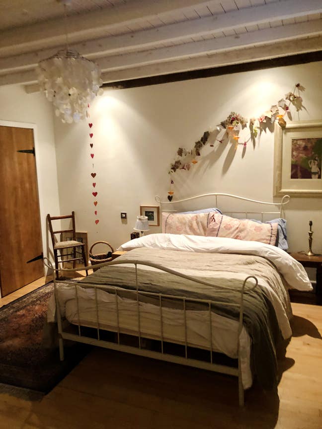 Spacious room in family home Main Photo