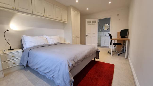 Large Furnished Double Room W/Parking & En-Suite Main Photo