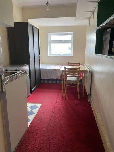 Room to rent - Single - Isleworth Main Photo