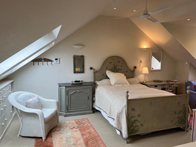 Beautiful light, large room in Barnes townhouse Main Photo