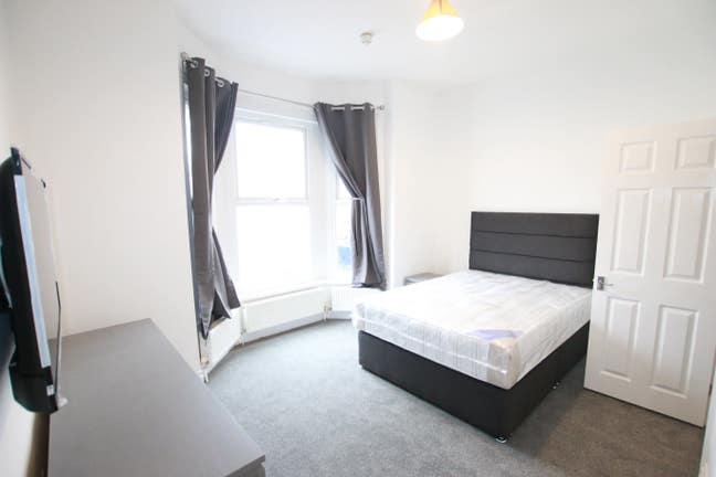 New Refurbiushed -Ensuite Rooms Available Now  Main Photo