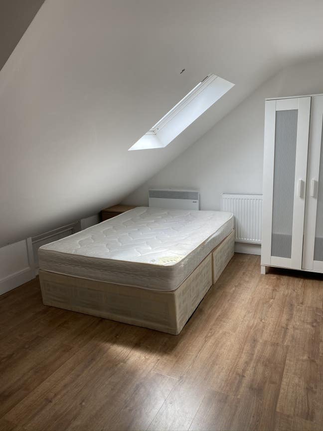 En suite Double room near Heathrow. Bills/WiFi inc Main Photo