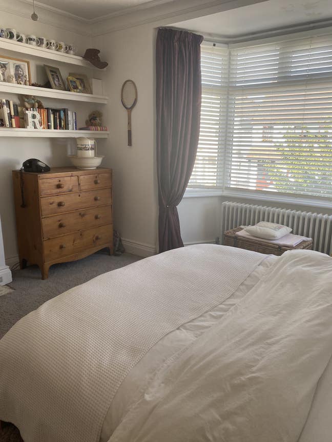 Clean spacious comfortable big room.   Main Photo