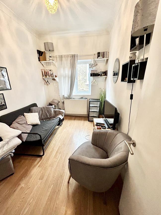 Cute bedsit in flat: &pound;700 must like small dog NW10 Main Photo